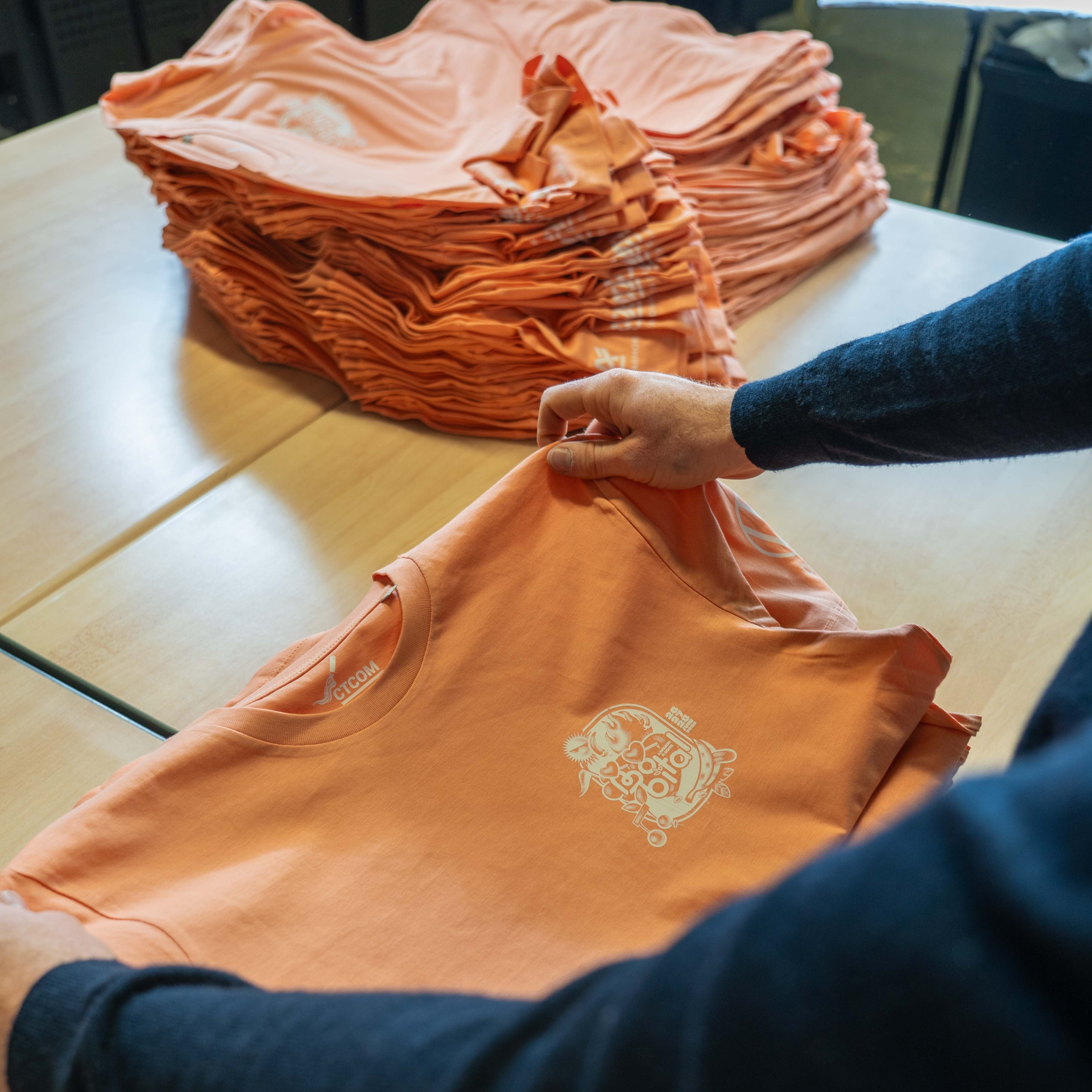 2000 t-shirts Legend Orange Pop en DTF flocage pour les bénévoles d'un festival